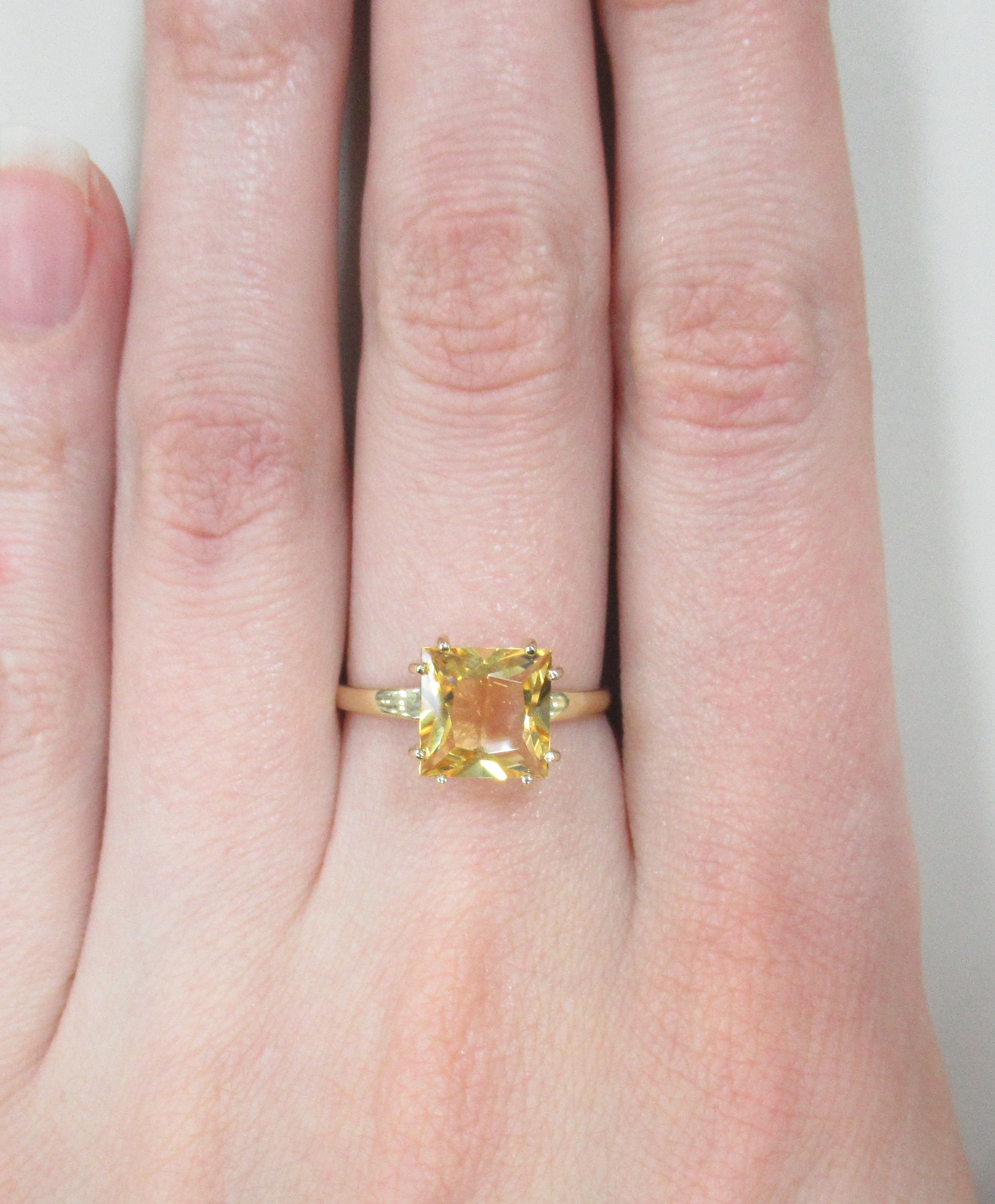 Кольцо из желтого золота с цитрином